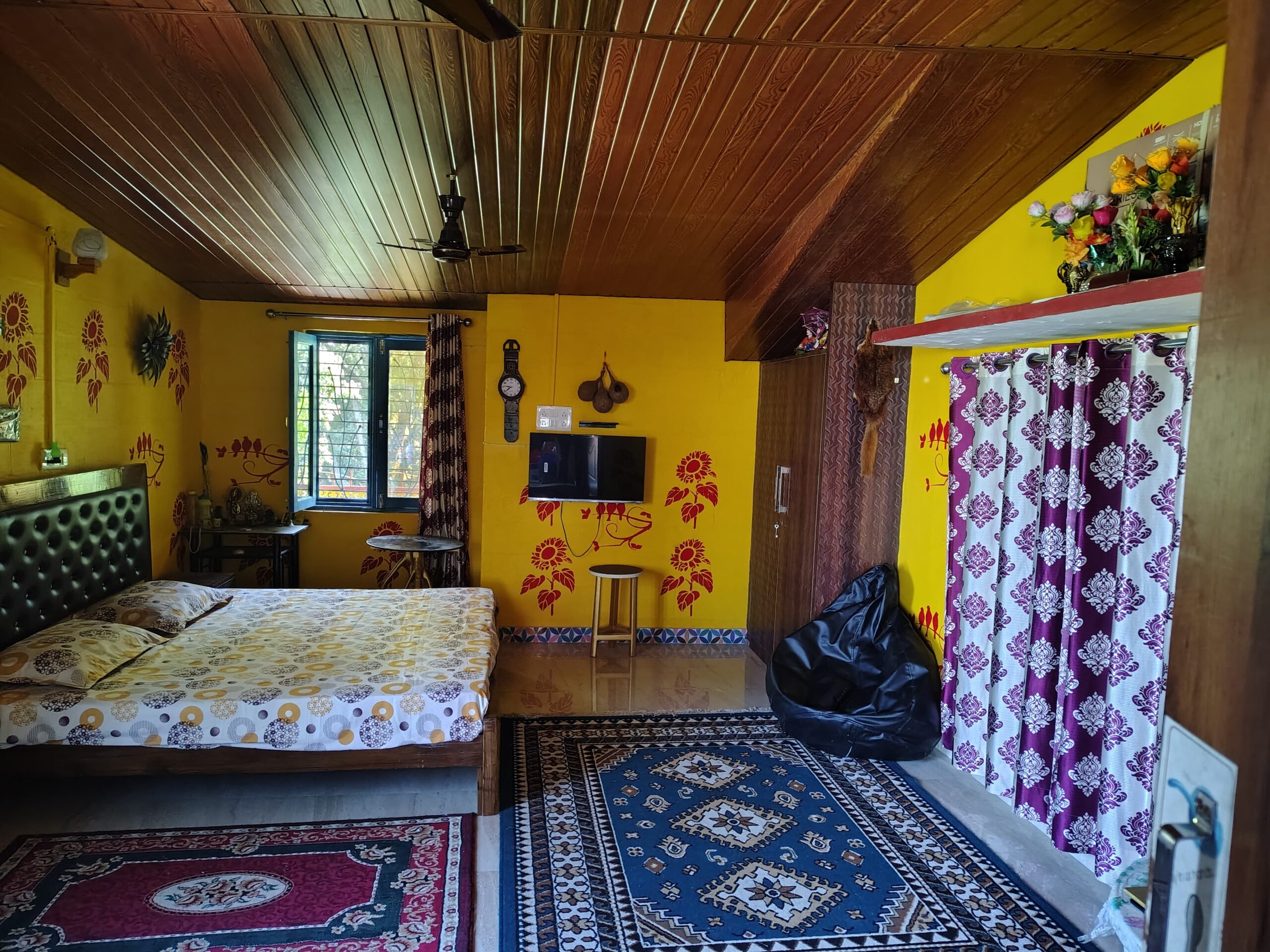 darshan-leela-homestay-room-bed-interior-jaiharikhal